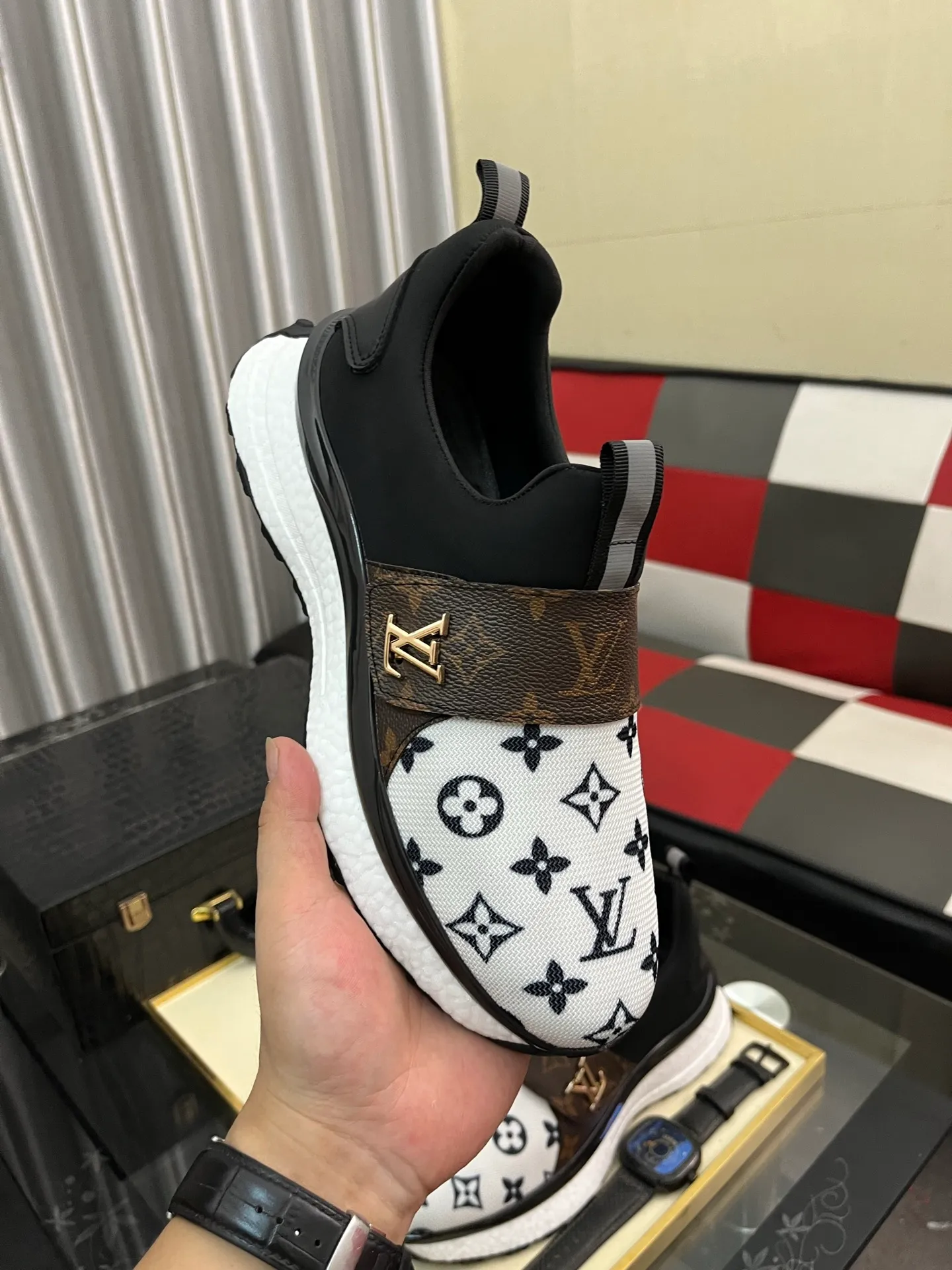 Men's shoes💰458⌚️⌚️"LOUI* VUITTO*" latest popular men's casual shoes ✔️This model is made of original breathable fly woven fabric, super shiny in real life⚡️ Fashionable and versatile, the toe last shape is firm and full, the soles are made from LV original mold and can be put in and out at will. It is light and comfortable for the foot~Purely handmade, details determine the quality! Size:38-442️⃣Colors available